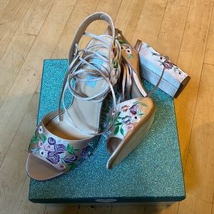 Beautiful Betsy Johnson Champagne Flower Wrap Shoes! Size 10!